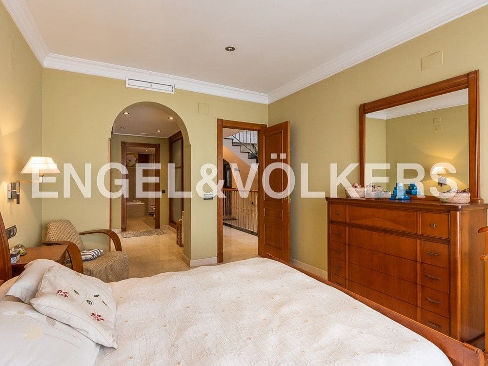 5 bedroom Townhouse for sale in La Vall d'Uixo with garage - € 380,000 (Ref: 8239470)