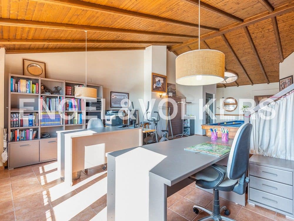 5 bedroom Townhouse for sale in La Vall d'Uixo with garage - € 380,000 (Ref: 8239470)