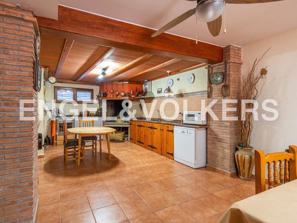 5 bedroom Townhouse for sale in La Vall d'Uixo with garage - € 380,000 (Ref: 8239470)