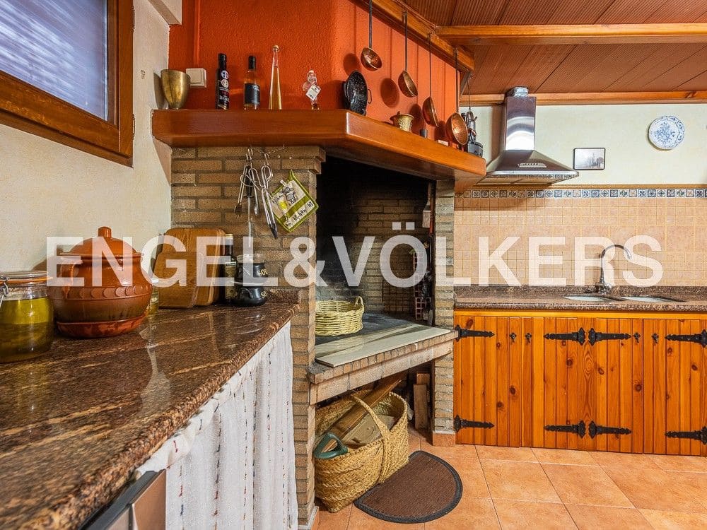 5 bedroom Townhouse for sale in La Vall d'Uixo with garage - € 380,000 (Ref: 8239470)