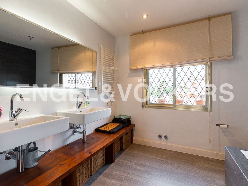 5 bedroom Villa for sale in Vinaros with garage - € 630,000 (Ref: 8239519)