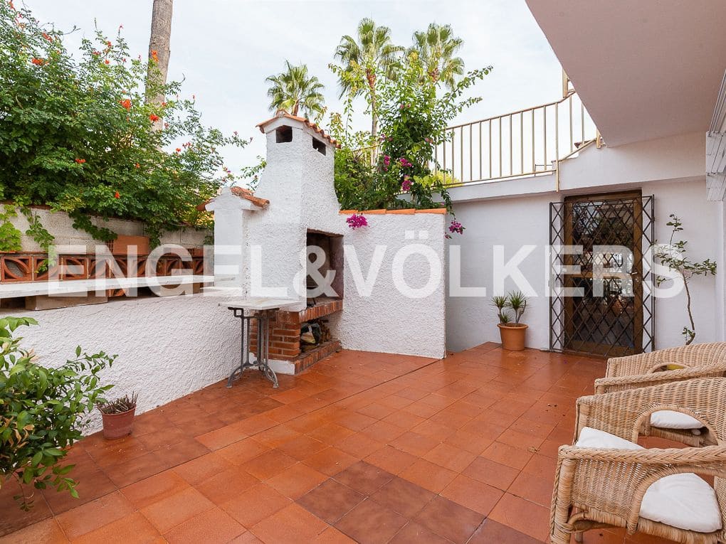 5 bedroom Villa for sale in Vinaros with garage - € 630,000 (Ref: 8239519)