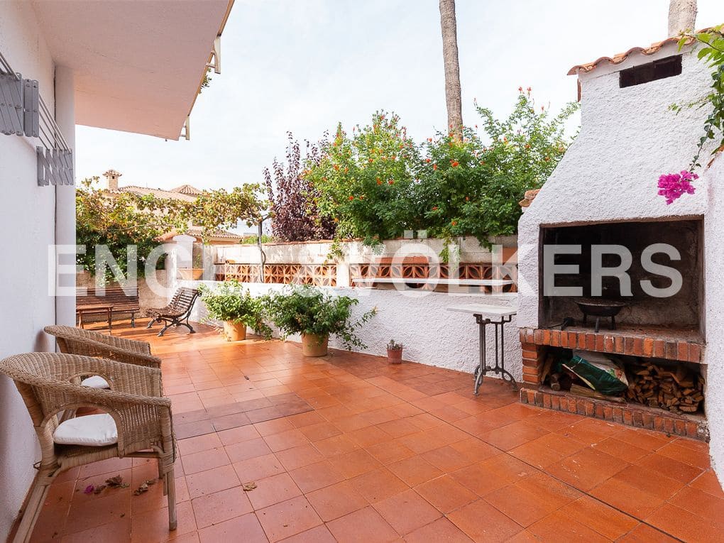5 bedroom Villa for sale in Vinaros with garage - € 630,000 (Ref: 8239519)