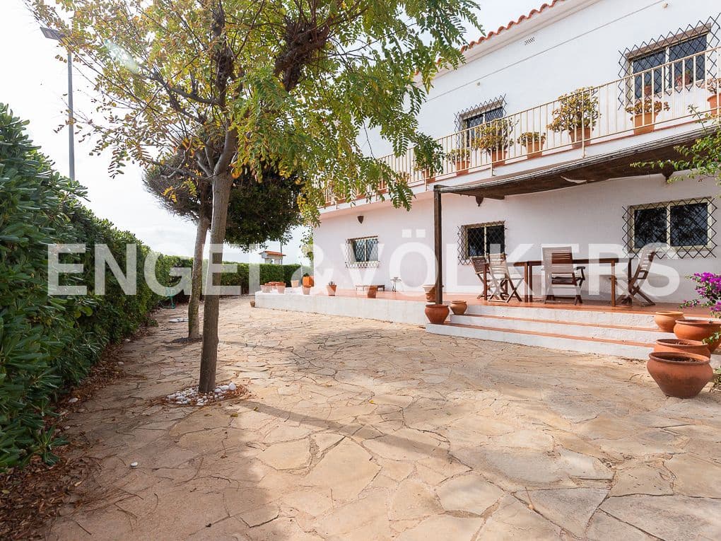 5 bedroom Villa for sale in Vinaros with garage - € 630,000 (Ref: 8239519)