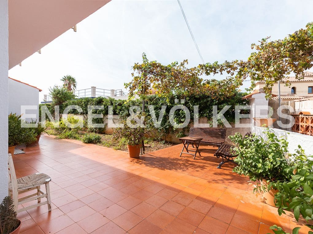 5 bedroom Villa for sale in Vinaros with garage - € 630,000 (Ref: 8239519)