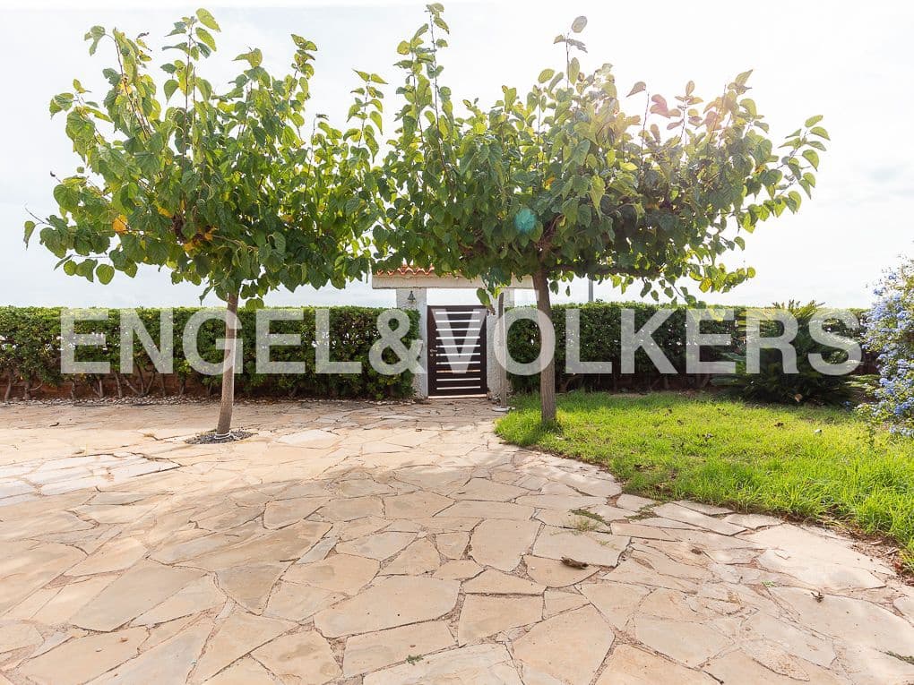 5 bedroom Villa for sale in Vinaros with garage - € 630,000 (Ref: 8239519)