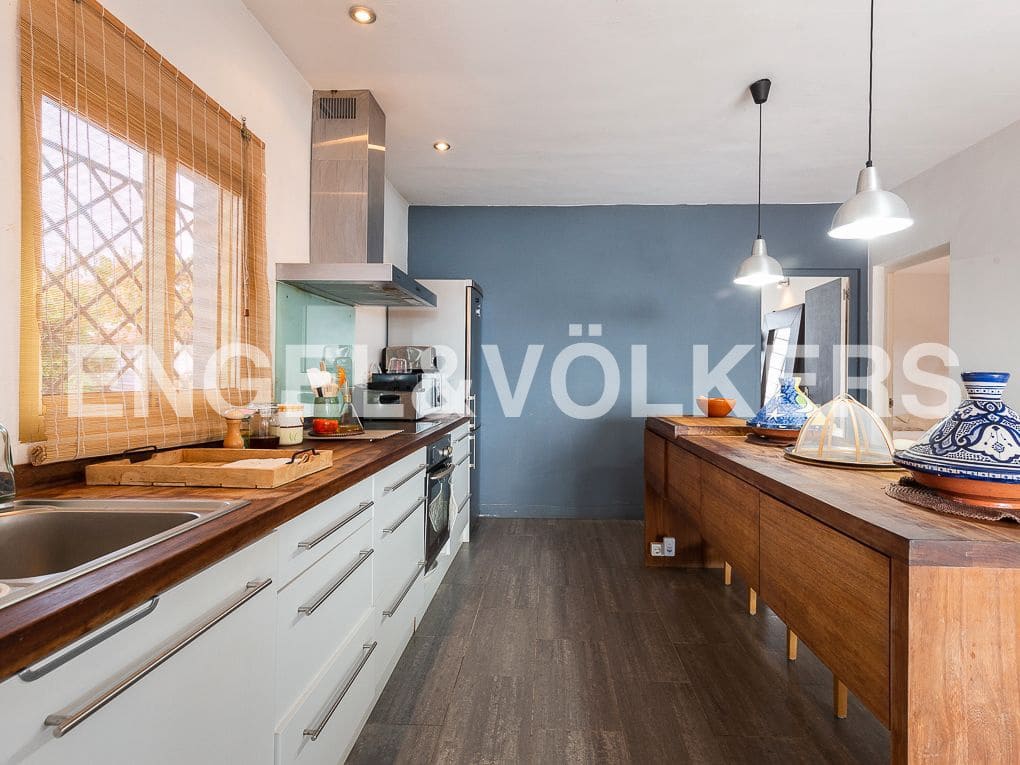 5 bedroom Villa for sale in Vinaros with garage - € 630,000 (Ref: 8239519)