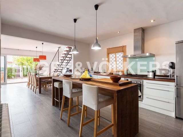 5 bedroom Villa for sale in Vinaròs with garage - € 630,000 (Ref: 8239519)