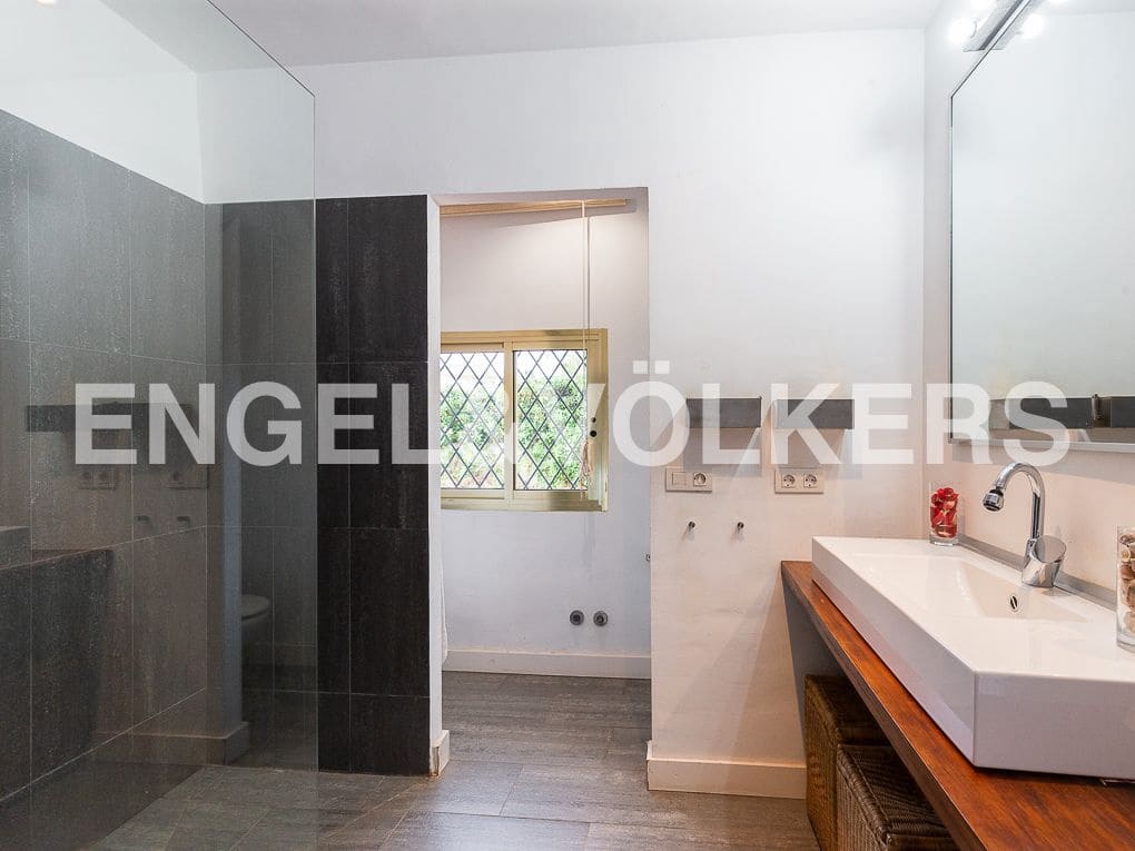 5 bedroom Villa for sale in Vinaros with garage - € 630,000 (Ref: 8239519)
