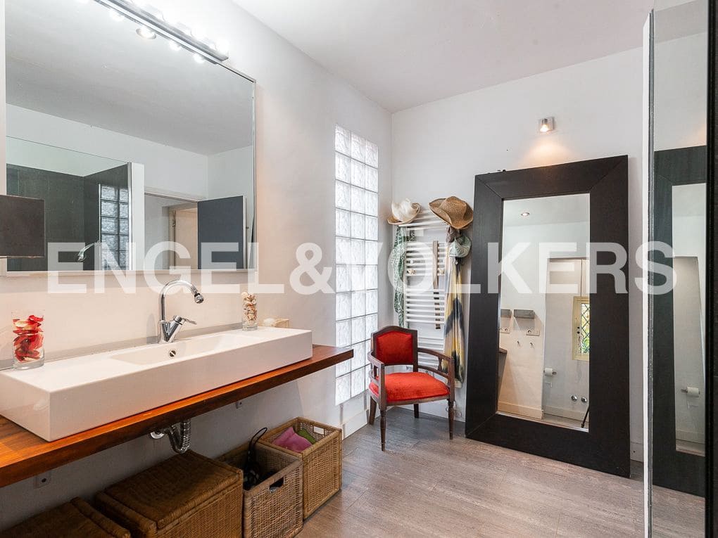5 bedroom Villa for sale in Vinaros with garage - € 630,000 (Ref: 8239519)