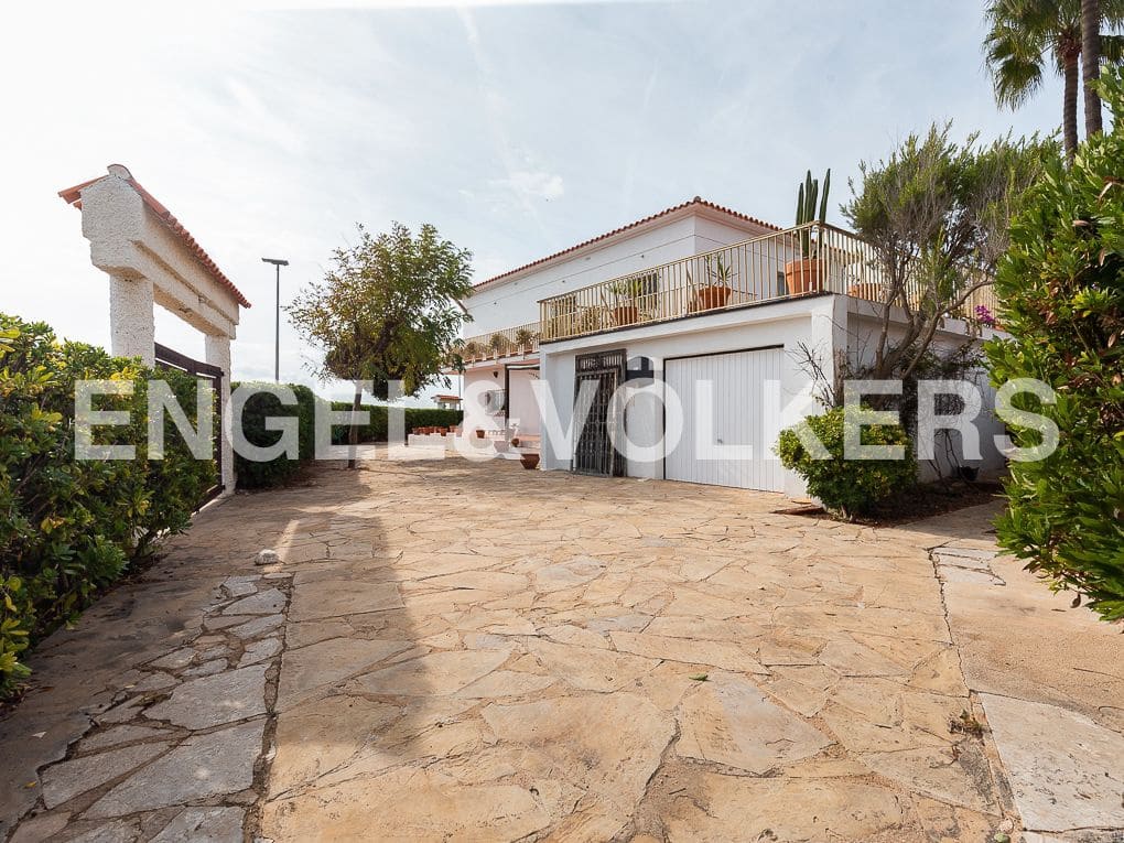5 bedroom Villa for sale in Vinaros with garage - € 630,000 (Ref: 8239519)