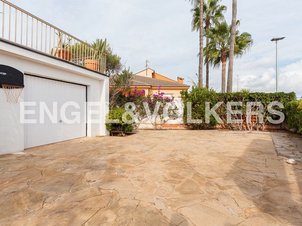 5 bedroom Villa for sale in Vinaros with garage - € 630,000 (Ref: 8239519)