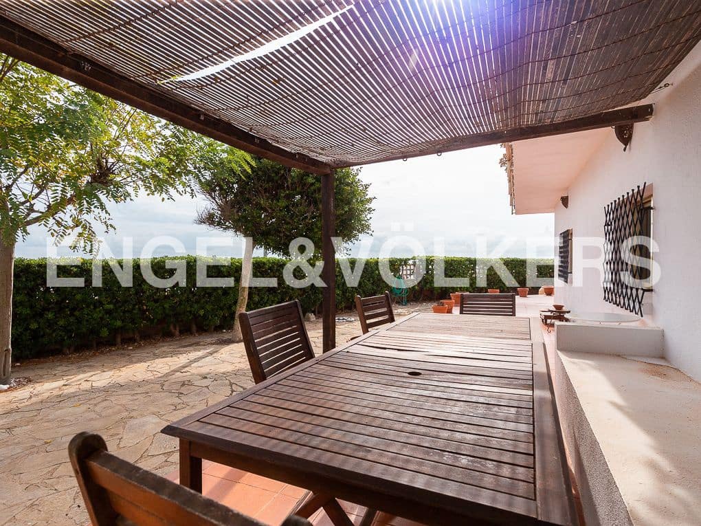 5 bedroom Villa for sale in Vinaros with garage - € 630,000 (Ref: 8239519)