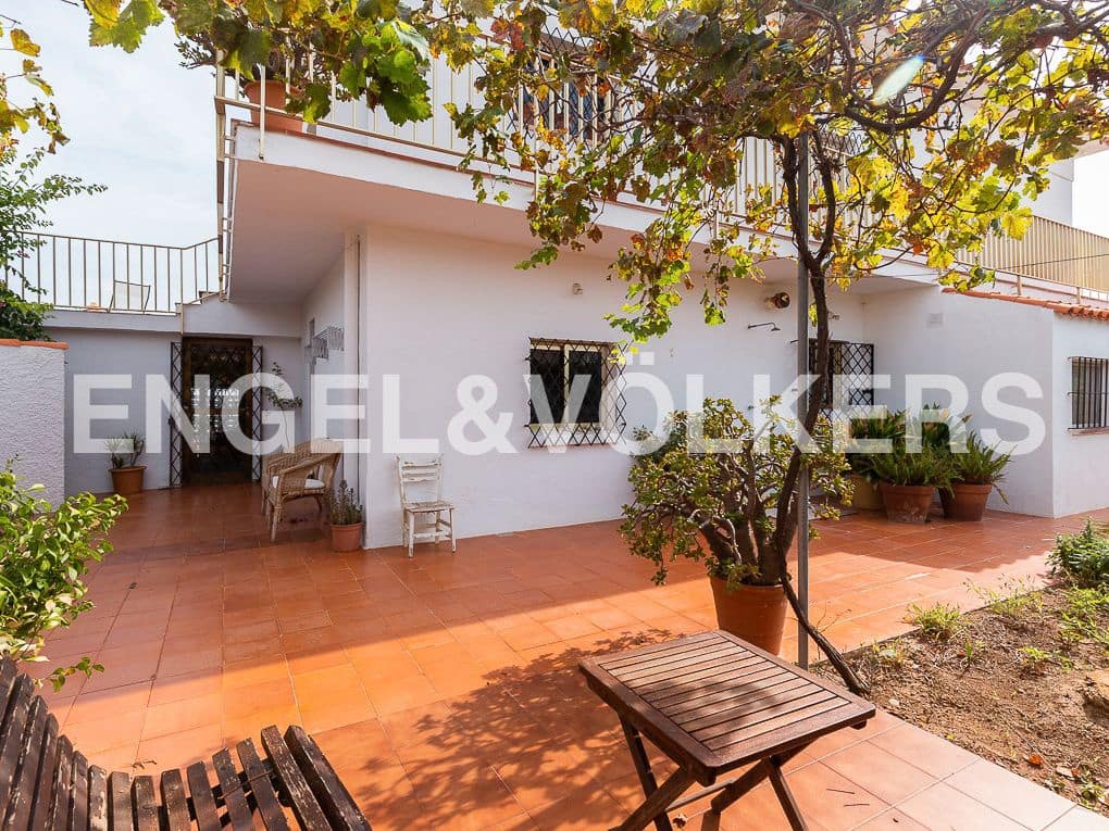 5 bedroom Villa for sale in Vinaros with garage - € 630,000 (Ref: 8239519)