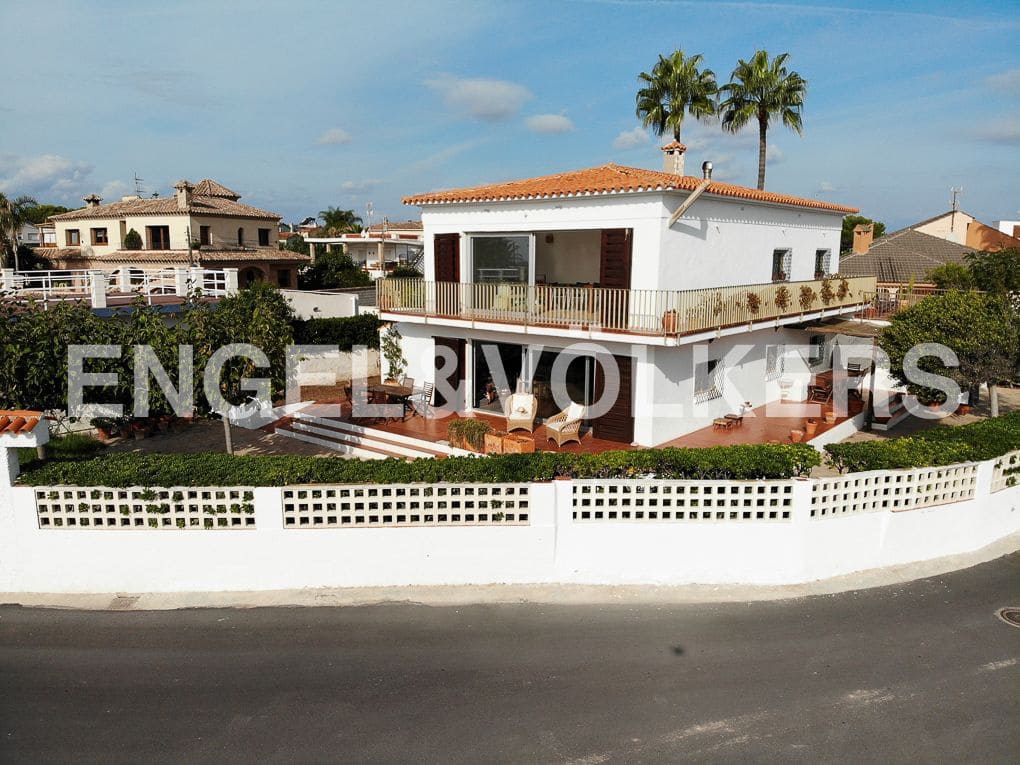 5 bedroom Villa for sale in Vinaros with garage - € 630,000 (Ref: 8239519)
