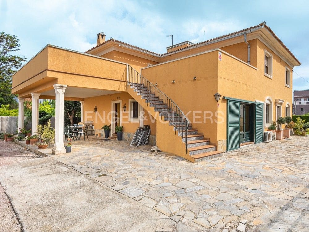 4 bedroom Villa for sale in Ondara with pool garage - € 600,000 (Ref: 8239524)
