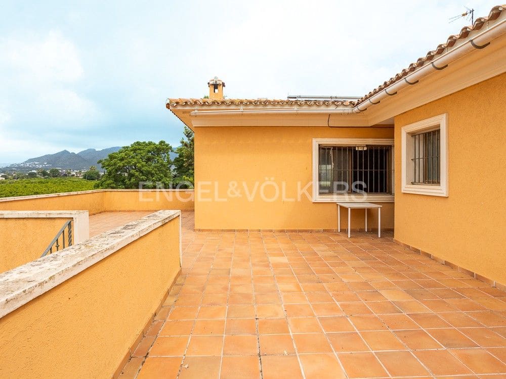 4 bedroom Villa for sale in Ondara with pool garage - € 600,000 (Ref: 8239524)