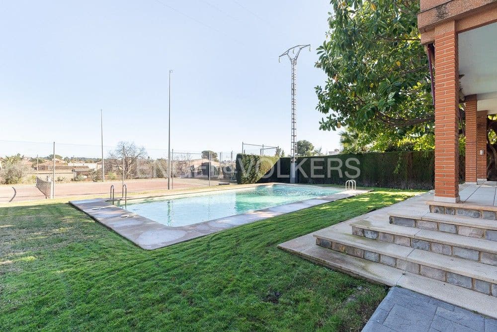 6 bedroom Villa for sale in La Pobla de Vallbona with pool garage - € 990,000 (Ref: 9080017)