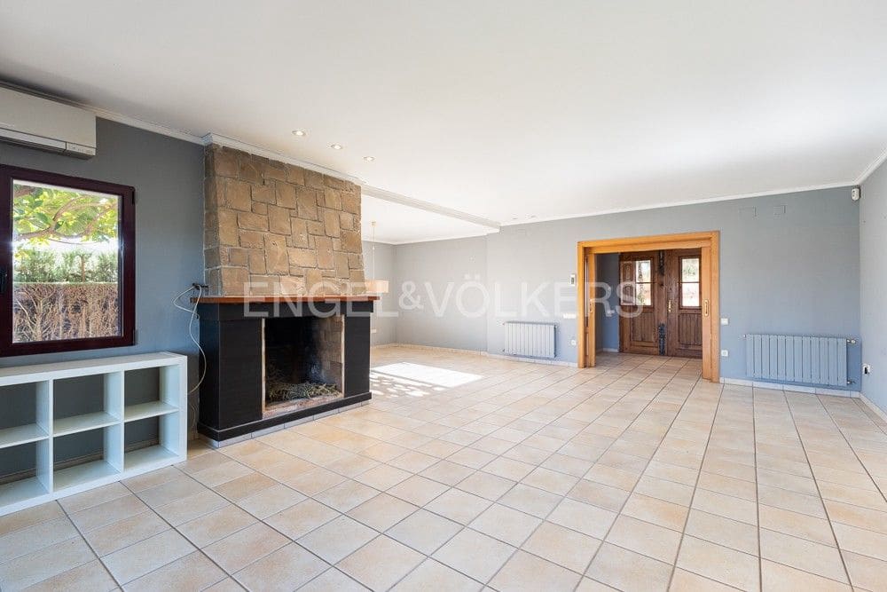 6 bedroom Villa for sale in La Pobla de Vallbona with pool garage - € 990,000 (Ref: 9080017)