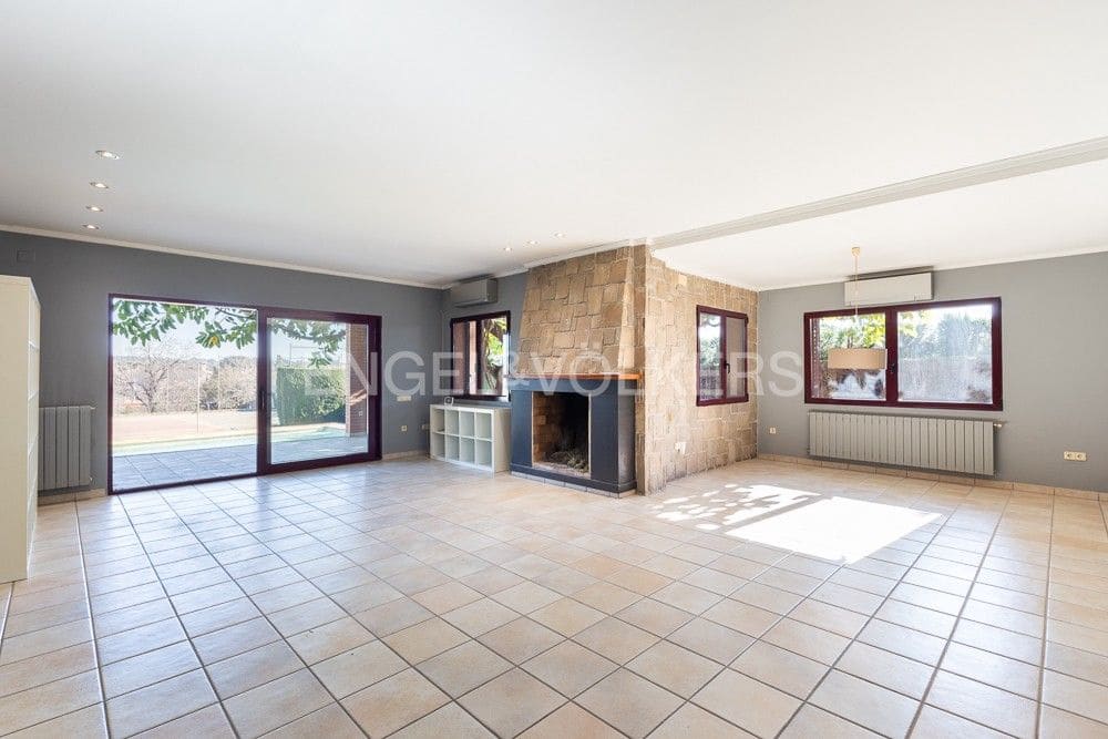 6 bedroom Villa for sale in La Pobla de Vallbona with pool garage - € 990,000 (Ref: 9080017)