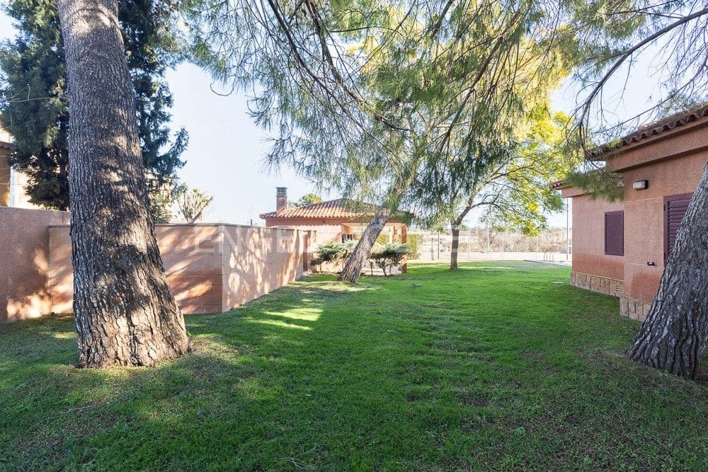 6 bedroom Villa for sale in La Pobla de Vallbona with pool garage - € 990,000 (Ref: 9080017)