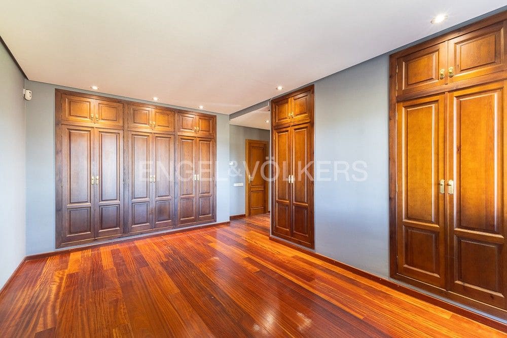 6 bedroom Villa for sale in La Pobla de Vallbona with pool garage - € 990,000 (Ref: 9080017)