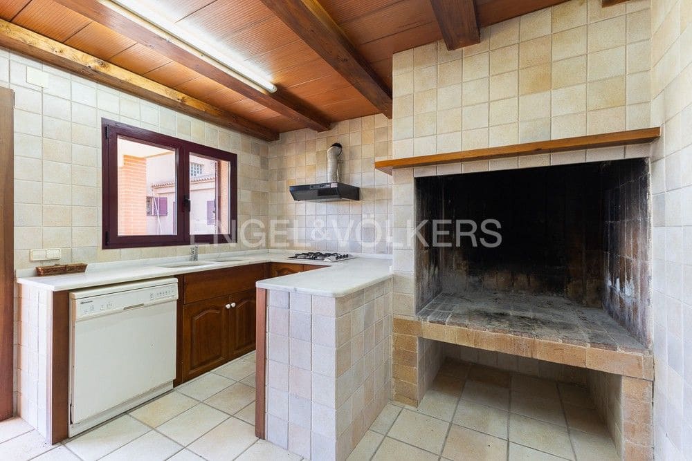 6 bedroom Villa for sale in La Pobla de Vallbona with pool garage - € 990,000 (Ref: 9080017)