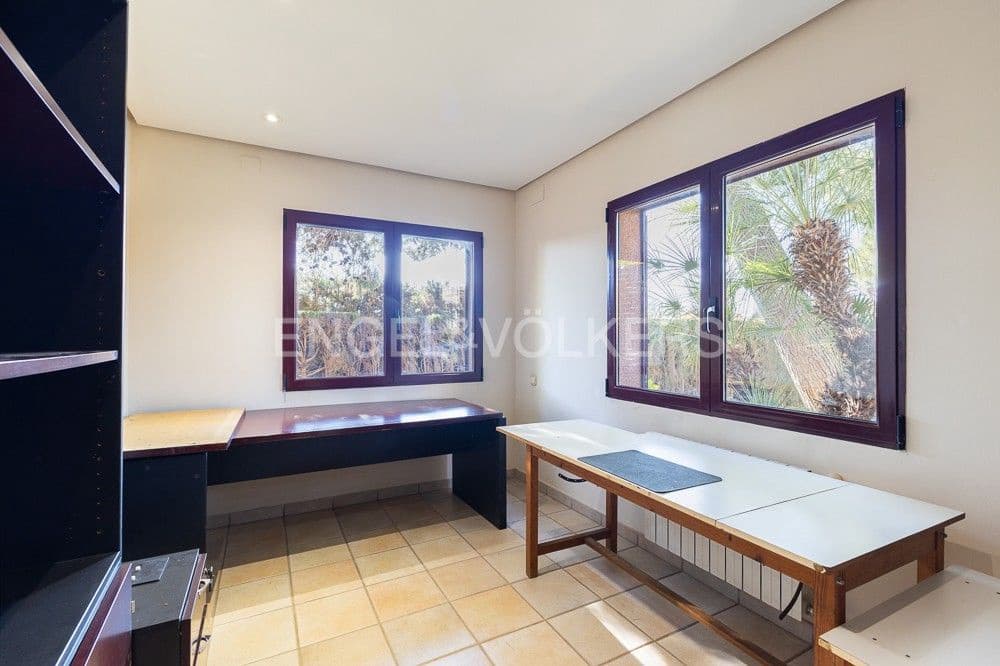 6 bedroom Villa for sale in La Pobla de Vallbona with pool garage - € 990,000 (Ref: 9080017)