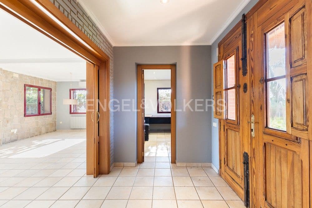 6 bedroom Villa for sale in La Pobla de Vallbona with pool garage - € 990,000 (Ref: 9080017)