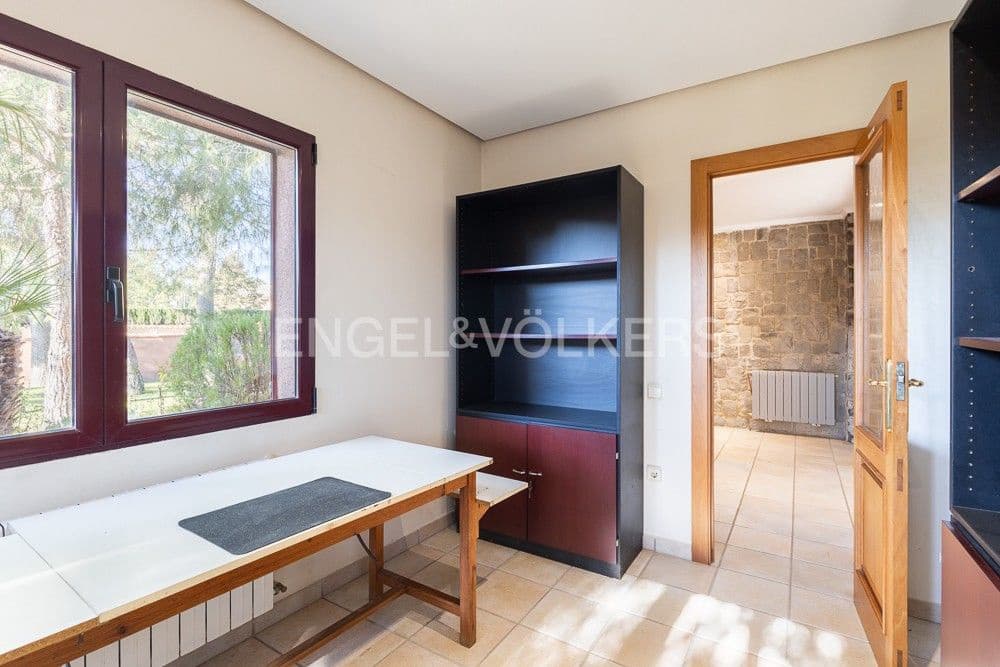 6 bedroom Villa for sale in La Pobla de Vallbona with pool garage - € 990,000 (Ref: 9080017)