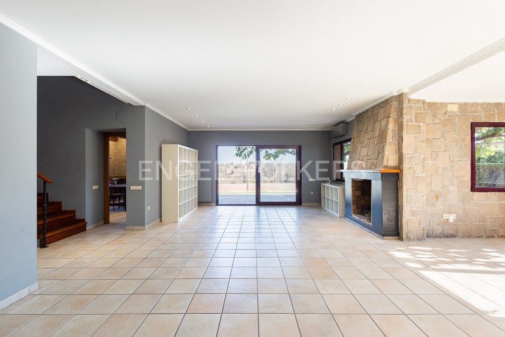 6 bedroom Villa for sale in La Pobla de Vallbona with pool garage - € 990,000 (Ref: 9080017)