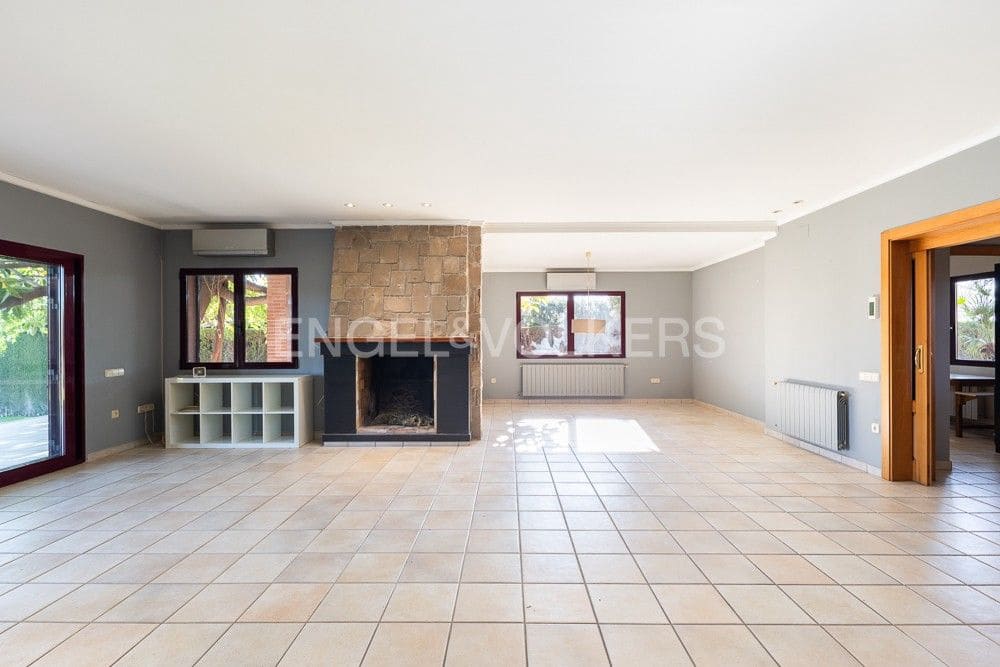6 bedroom Villa for sale in La Pobla de Vallbona with pool garage - € 990,000 (Ref: 9080017)
