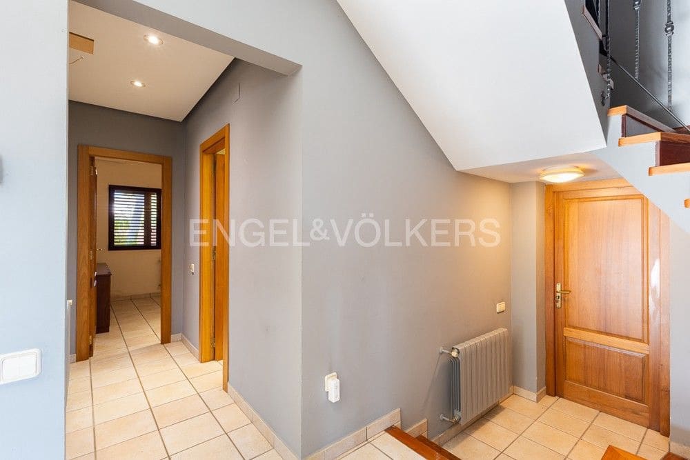 6 bedroom Villa for sale in La Pobla de Vallbona with pool garage - € 990,000 (Ref: 9080017)