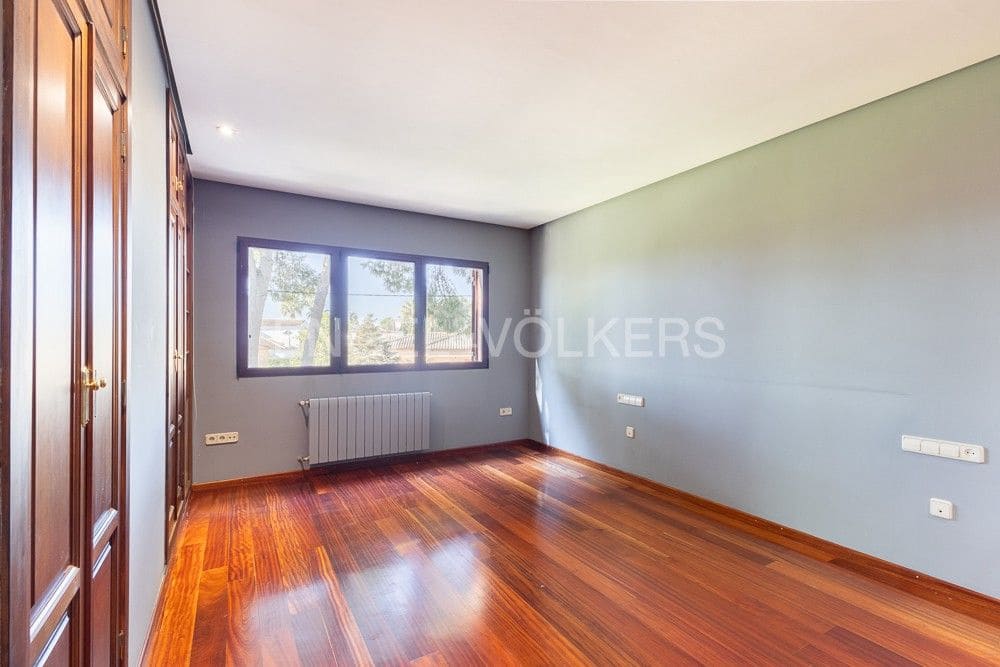 6 bedroom Villa for sale in La Pobla de Vallbona with pool garage - € 990,000 (Ref: 9080017)