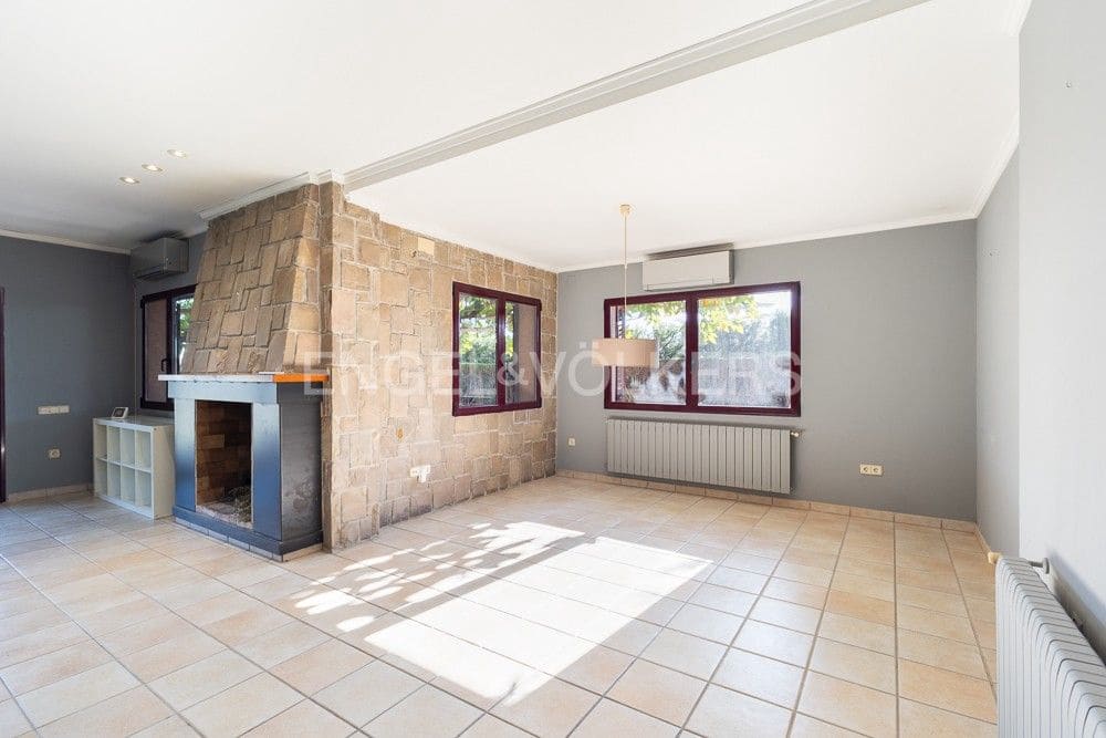 6 bedroom Villa for sale in La Pobla de Vallbona with pool garage - € 990,000 (Ref: 9080017)