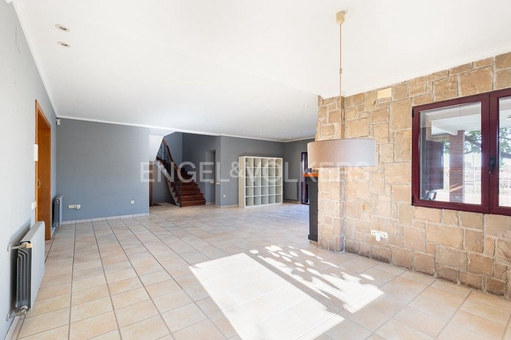6 bedroom Villa for sale in La Pobla de Vallbona with pool garage - € 990,000 (Ref: 9080017)