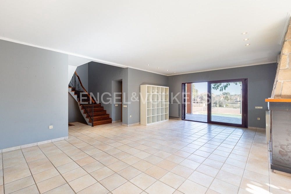 6 bedroom Villa for sale in La Pobla de Vallbona with pool garage - € 990,000 (Ref: 9080017)