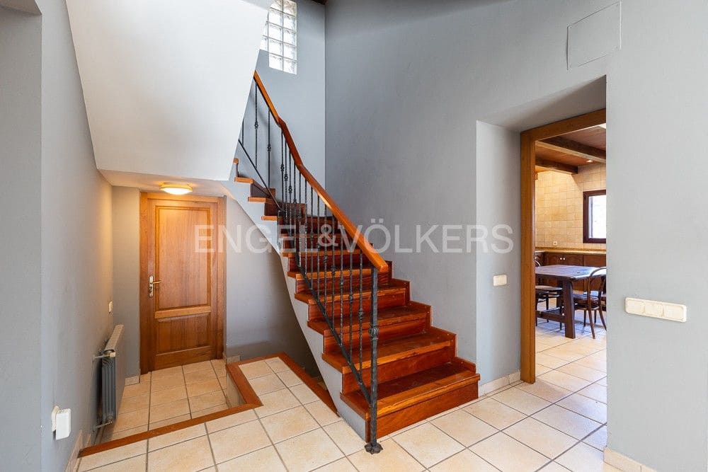 6 bedroom Villa for sale in La Pobla de Vallbona with pool garage - € 990,000 (Ref: 9080017)