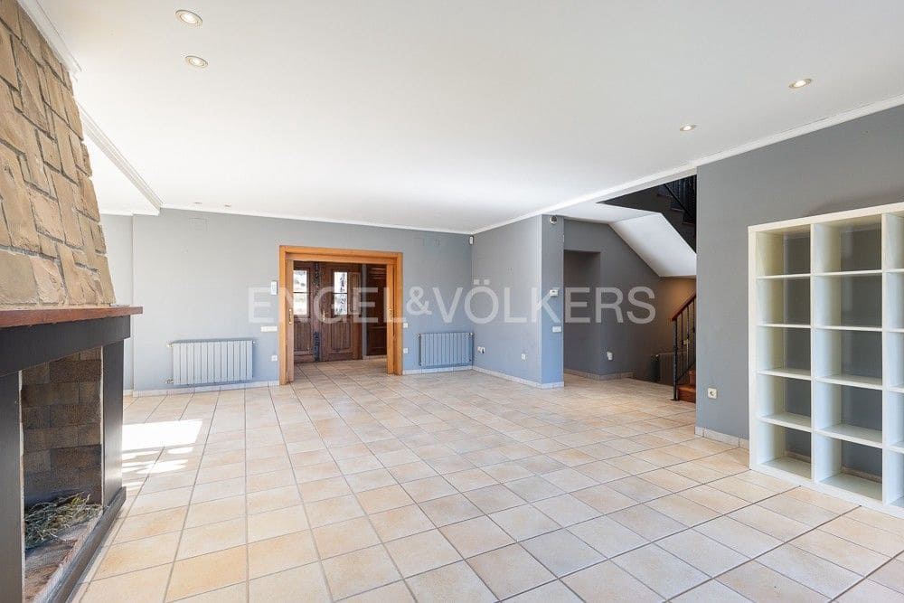 6 bedroom Villa for sale in La Pobla de Vallbona with pool garage - € 990,000 (Ref: 9080017)