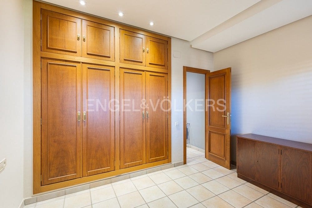 6 bedroom Villa for sale in La Pobla de Vallbona with pool garage - € 990,000 (Ref: 9080017)