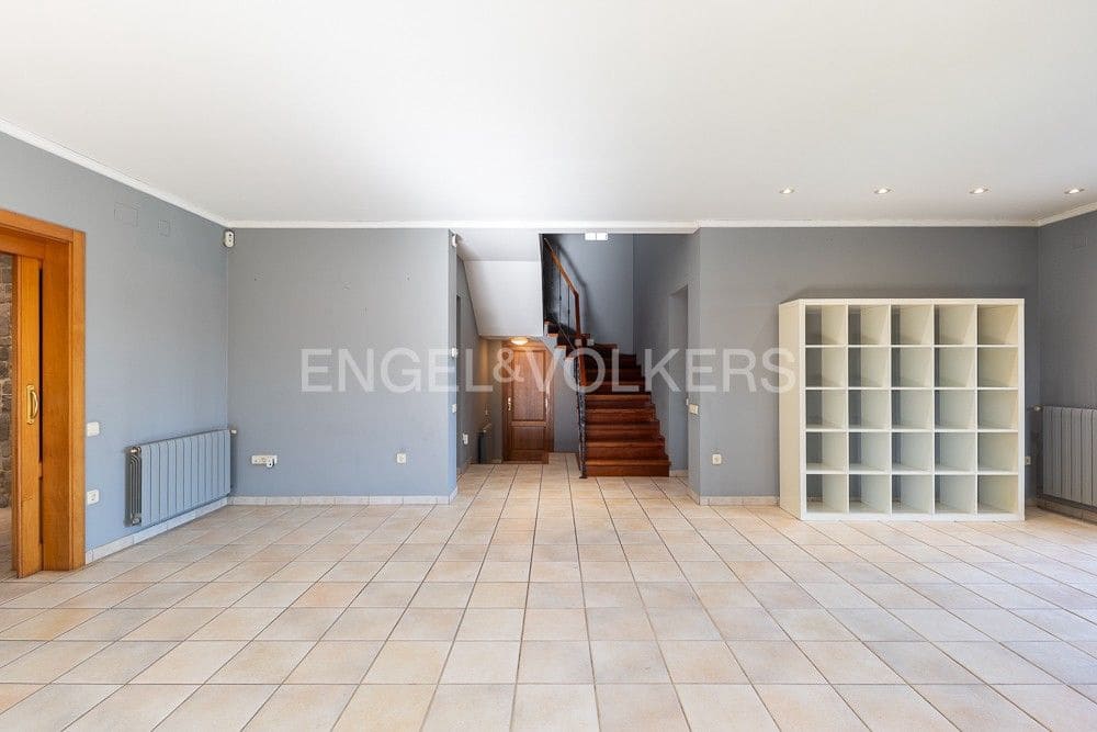 6 bedroom Villa for sale in La Pobla de Vallbona with pool garage - € 990,000 (Ref: 9080017)
