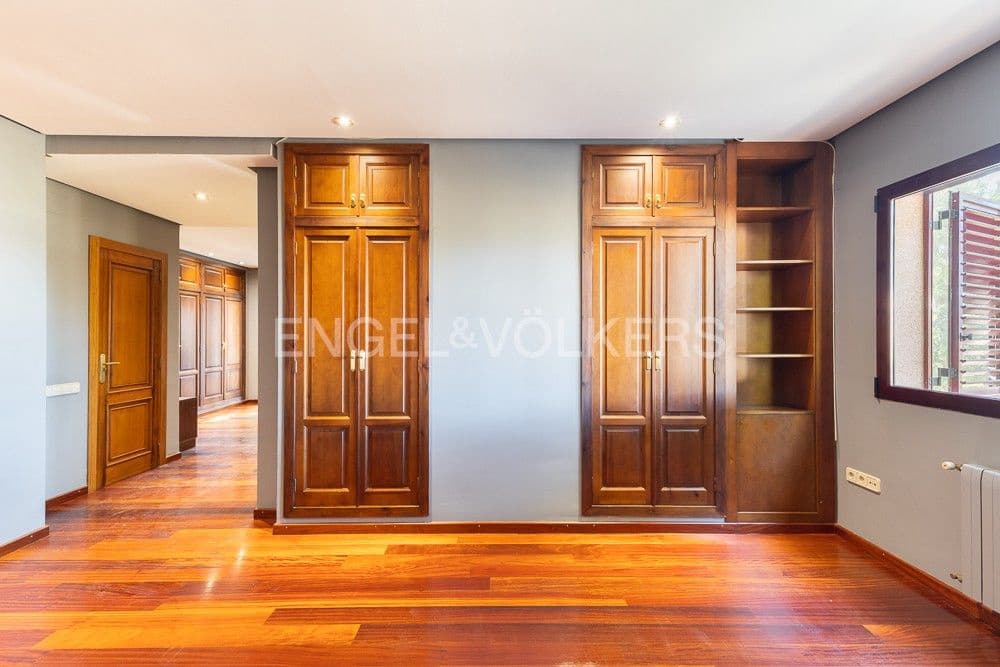 6 bedroom Villa for sale in La Pobla de Vallbona with pool garage - € 990,000 (Ref: 9080017)