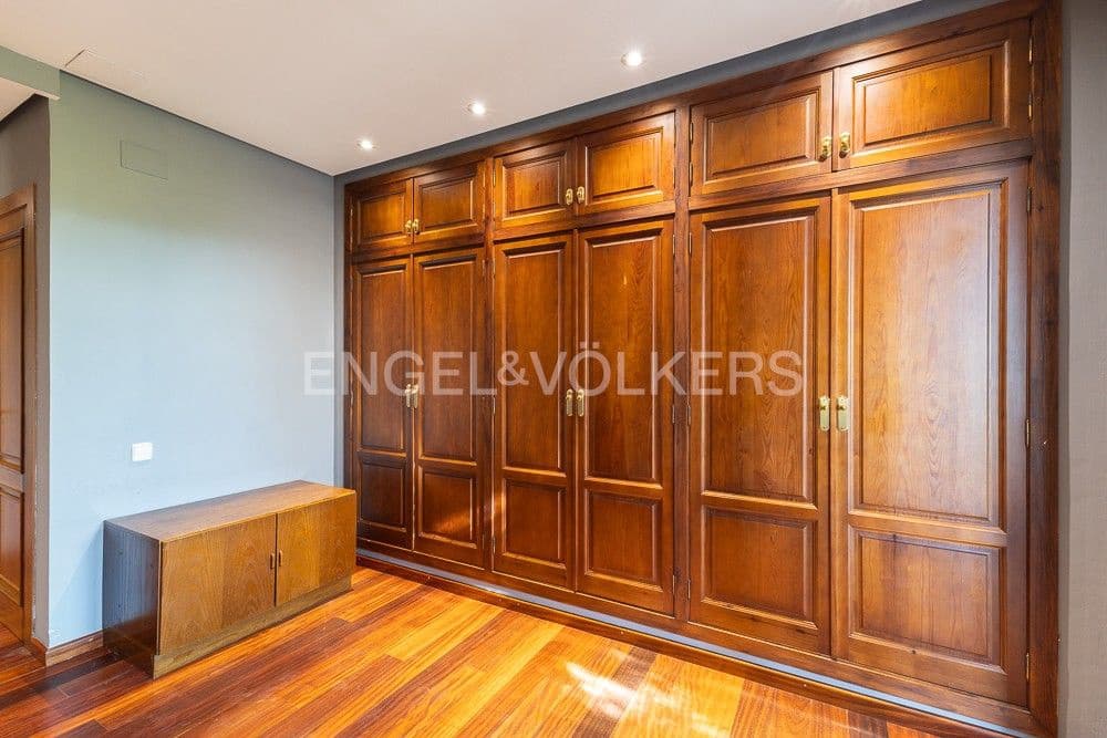 6 bedroom Villa for sale in La Pobla de Vallbona with pool garage - € 990,000 (Ref: 9080017)