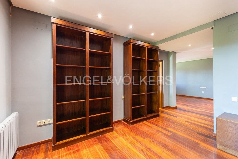 6 bedroom Villa for sale in La Pobla de Vallbona with pool garage - € 990,000 (Ref: 9080017)