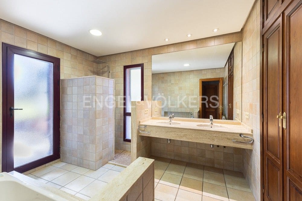6 bedroom Villa for sale in La Pobla de Vallbona with pool garage - € 990,000 (Ref: 9080017)