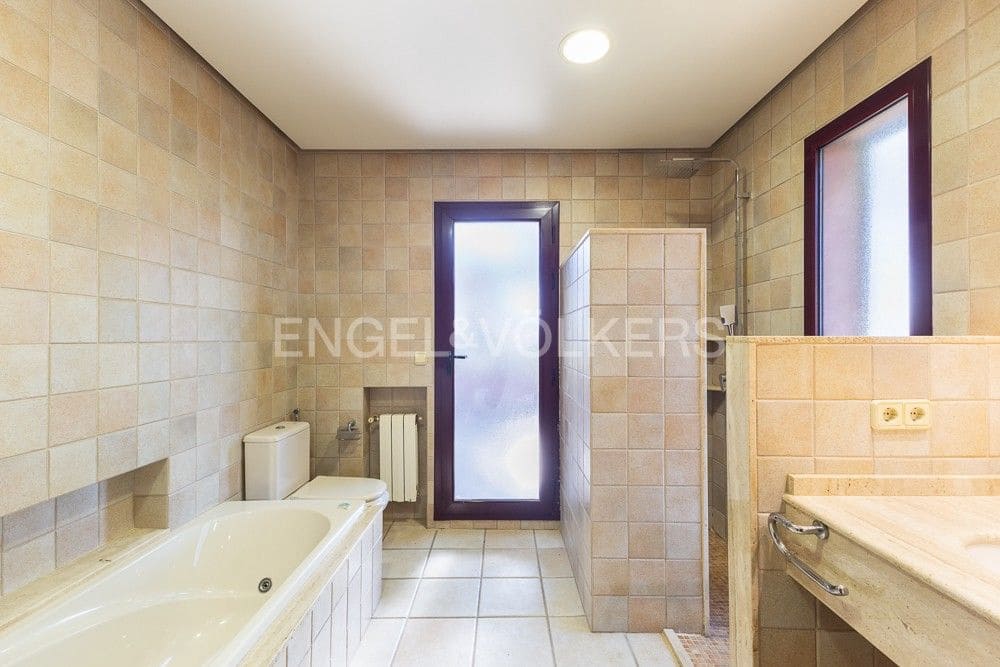 6 bedroom Villa for sale in La Pobla de Vallbona with pool garage - € 990,000 (Ref: 9080017)