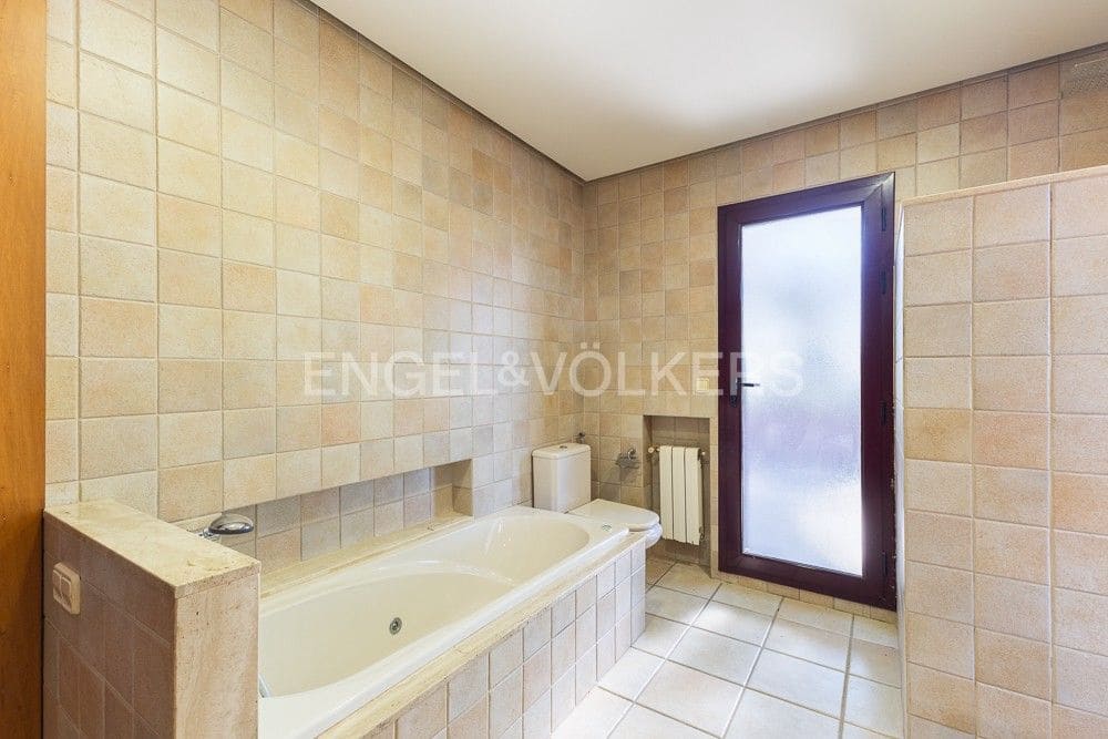 6 bedroom Villa for sale in La Pobla de Vallbona with pool garage - € 990,000 (Ref: 9080017)