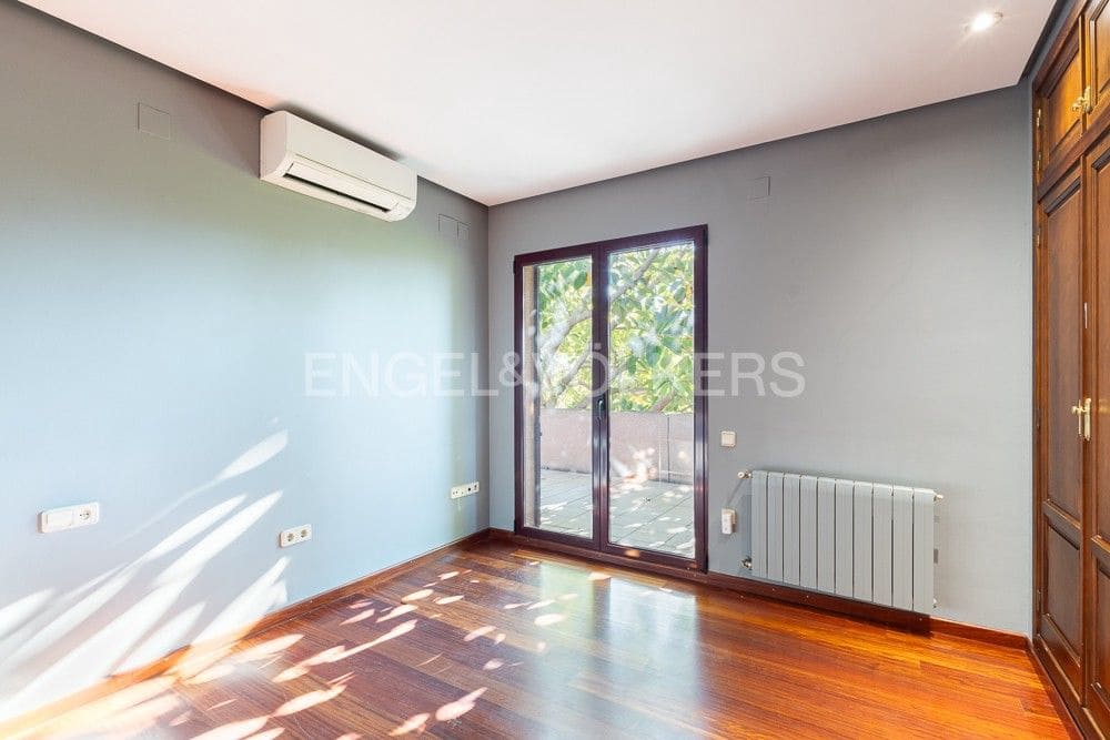 6 bedroom Villa for sale in La Pobla de Vallbona with pool garage - € 990,000 (Ref: 9080017)