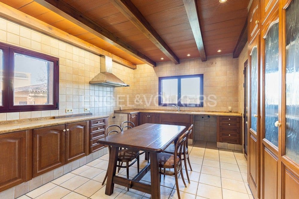 6 bedroom Villa for sale in La Pobla de Vallbona with pool garage - € 990,000 (Ref: 9080017)
