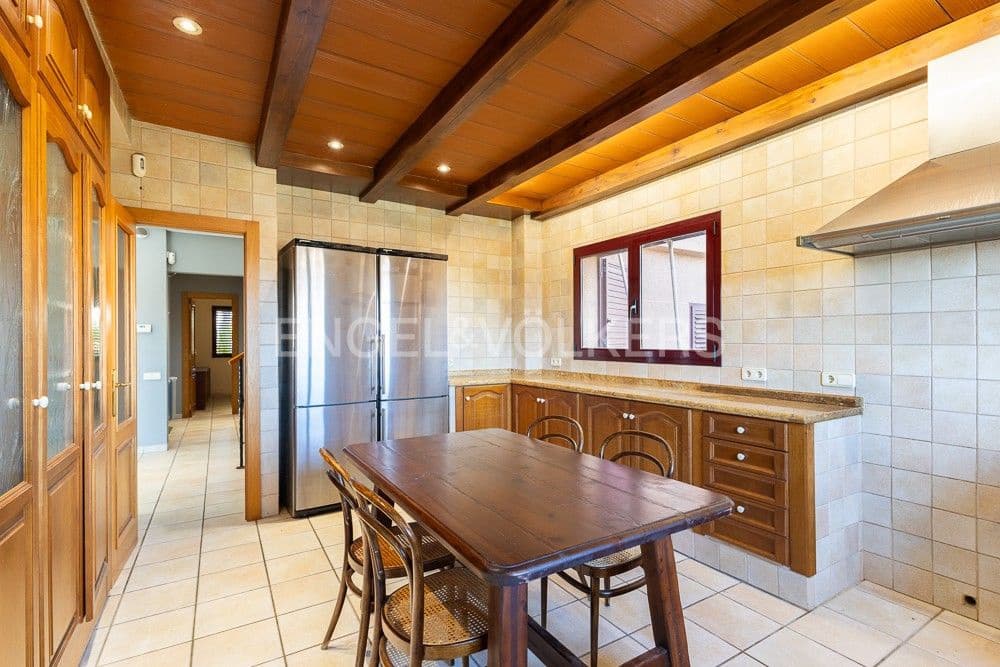 6 bedroom Villa for sale in La Pobla de Vallbona with pool garage - € 990,000 (Ref: 9080017)